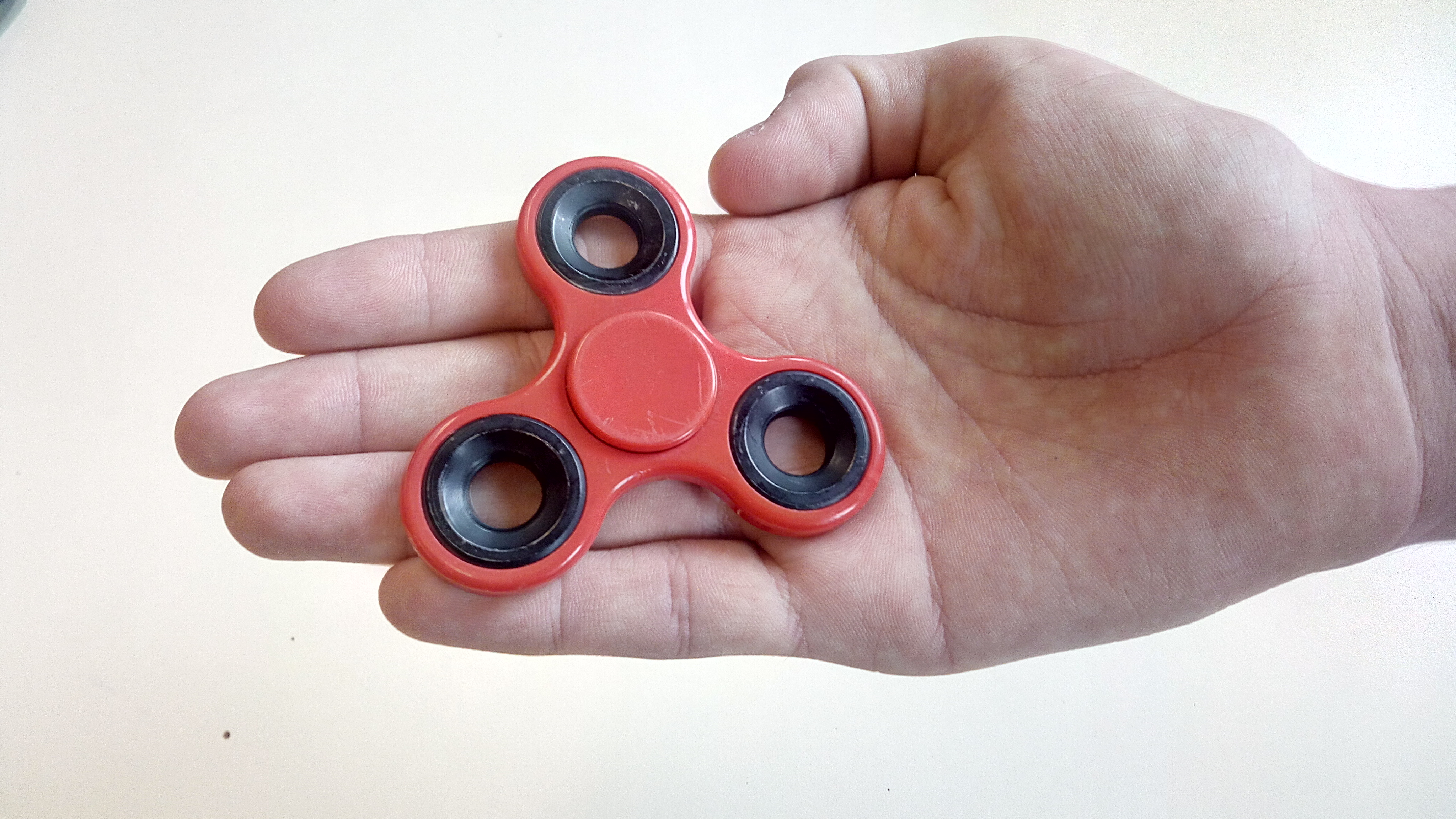 Tenir un hand spinner dans sa main